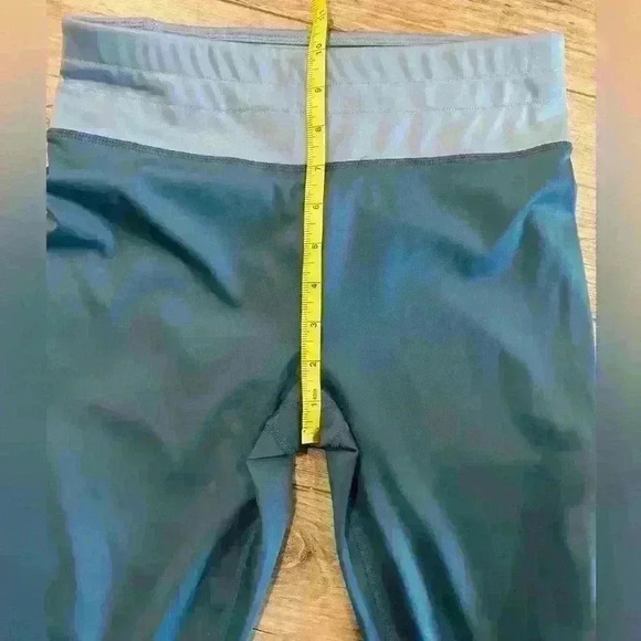Fabletics Blue Ella Ultracool Shine Reflective Dot Mid-Rise Crop Leggings Small - Picture 5 of 5